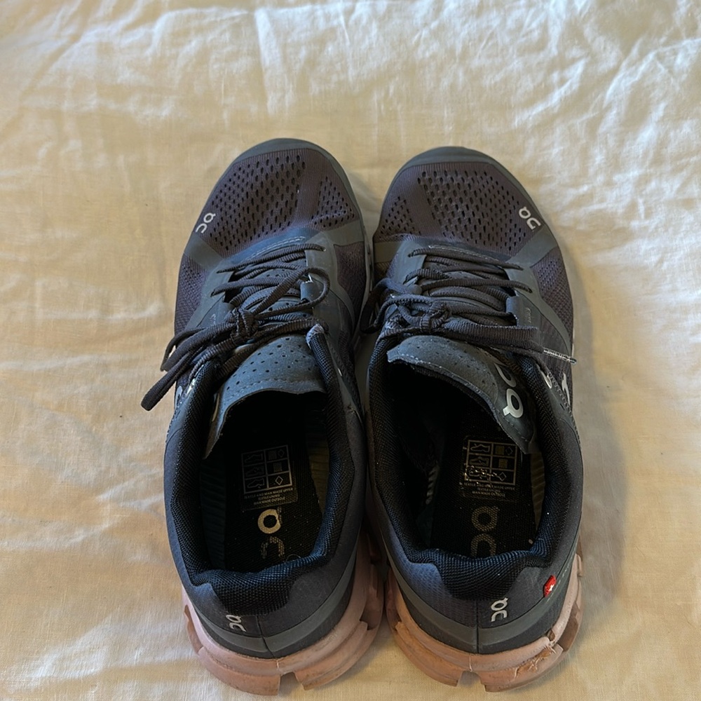 Comfy On running shoes, size 8